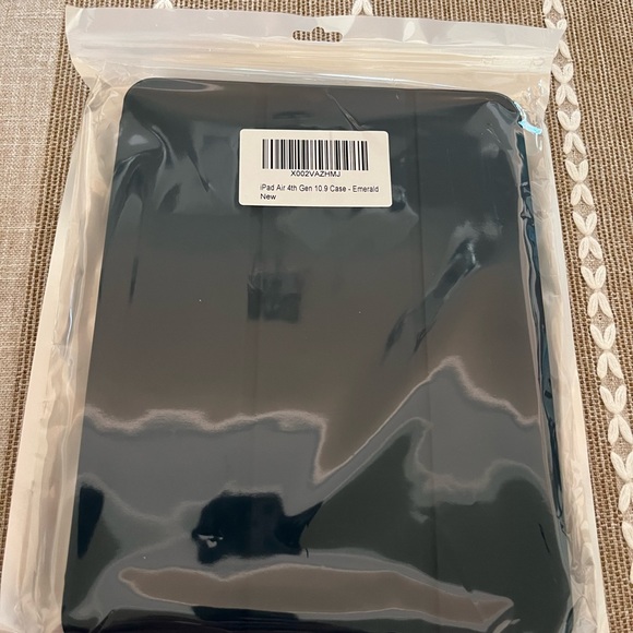 iPad Air, 4th Gen, 10.9 case, Emerald - Picture 3 of 5